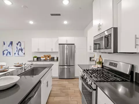 Kitchen - 1957 Kelly Ln, Clovis, CA 93611 photo 5 of 6