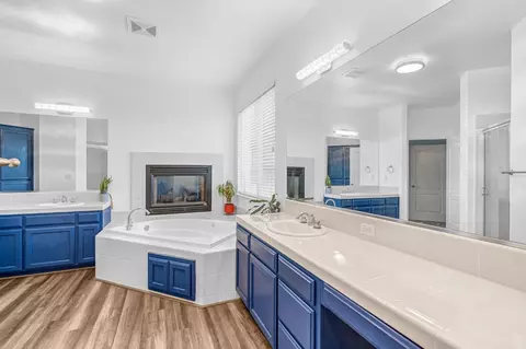 Bath - 2768 Goshen Ave, Clovis, CA 93611 photo 2 of 6