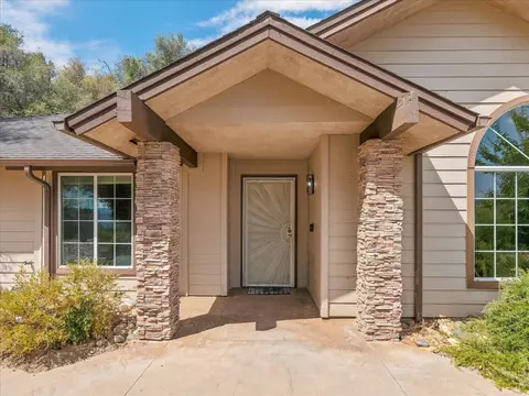Exterior - 52171 Echo Valley View Ct, Oakhurst, CA 93644 photo 4 of 16