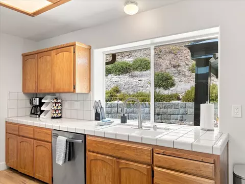 Kitchen - 52171 Echo Valley View Ct, Oakhurst, CA 93644 photo 3 of 5