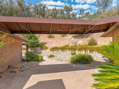 Exterior - 52171 Echo Valley View Ct, Oakhurst, CA 93644 photo 5 of 16