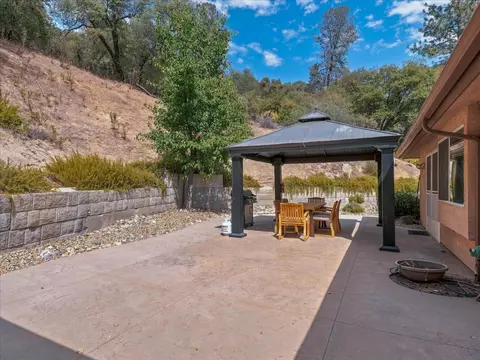 Exterior - 52171 Echo Valley View Ct, Oakhurst, CA 93644 photo 9 of 16