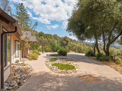 Exterior - 52171 Echo Valley View Ct, Oakhurst, CA 93644 photo 11 of 16