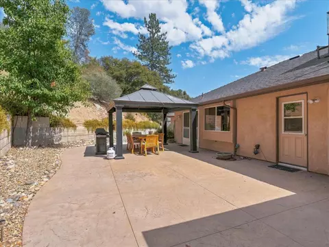 Exterior - 52171 Echo Valley View Ct, Oakhurst, CA 93644 photo 10 of 16