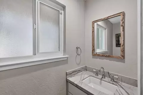 Bath - 421 Shannon Ave, Madera, CA 93637 photo 1 of 5