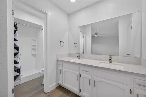 Bath - 1657 Willow Ave, Clovis, CA 93612 photo 1 of 1