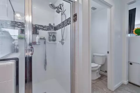 Bath - 915 Winchell Way W, Madera, CA 93636 photo 4 of 6