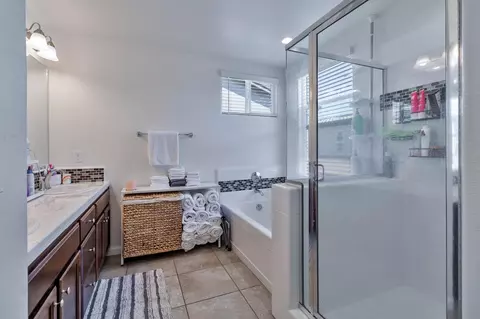 Bath - 915 Winchell Way W, Madera, CA 93636 photo 2 of 6