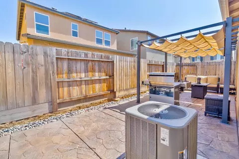 Exterior - 915 Winchell Way W, Madera, CA 93636 photo 8 of 8