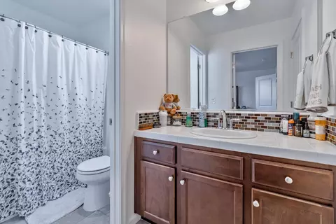 Bath - 915 Winchell Way W, Madera, CA 93636 photo 5 of 6