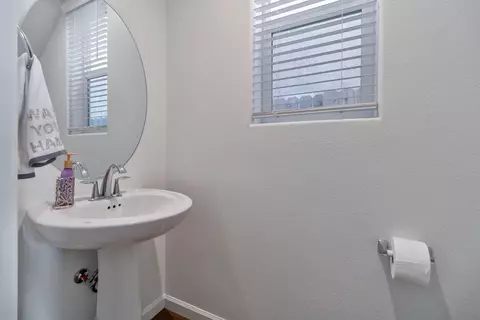 Bath - 915 Winchell Way W, Madera, CA 93636 photo 1 of 6