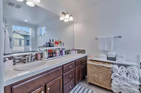 Bath - 915 Winchell Way W, Madera, CA 93636 photo 3 of 6
