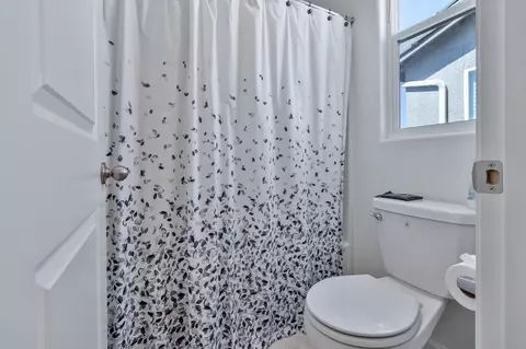Bath - 915 Winchell Way W, Madera, CA 93636 photo 6 of 6
