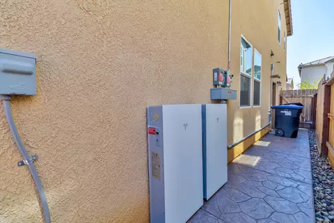 Entry Way - 915 Winchell Way W, Madera, CA 93636 photo 5 of 5