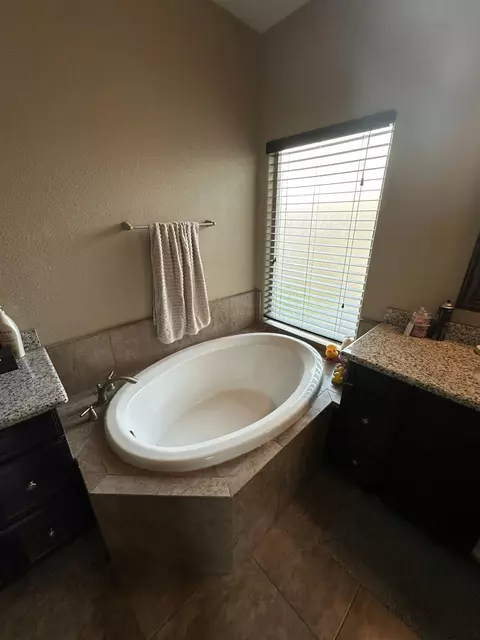 Bath - 669 Ficklin Dr, Madera, CA 93637 photo 2 of 5