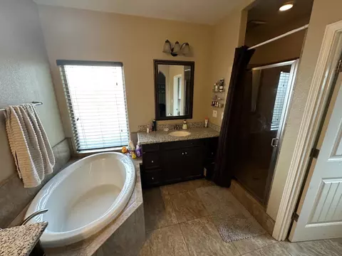 Bath - 669 Ficklin Dr, Madera, CA 93637 photo 3 of 5