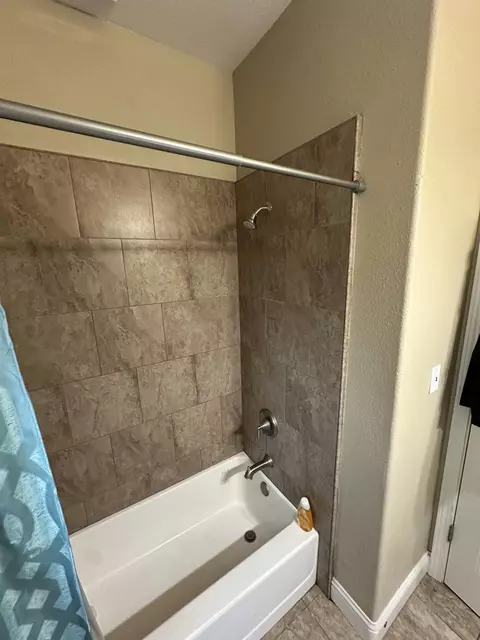 Bath - 669 Ficklin Dr, Madera, CA 93637 photo 1 of 5