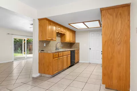 Kitchen - 5259 E Inyo St, Fresno, CA 93727 photo 2 of 3