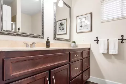 Bath - 5259 E Inyo St, Fresno, CA 93727 photo 2 of 2