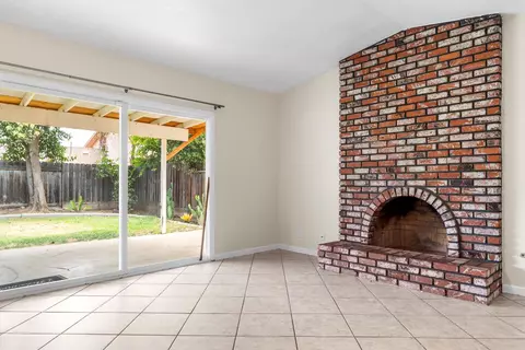 Living - 5259 E Inyo St, Fresno, CA 93727 photo 2 of 3