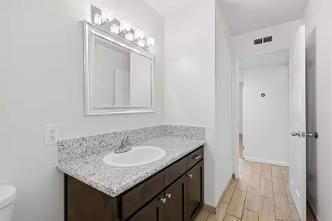 Bath - 335 E Sycamore Dr, Hanford, CA 93230 photo 3 of 5