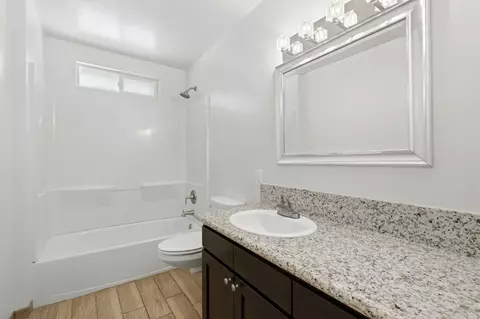 Bath - 335 E Sycamore Dr, Hanford, CA 93230 photo 2 of 5