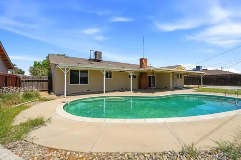 Exterior - 335 E Sycamore Dr, Hanford, CA 93230 photo 5 of 7
