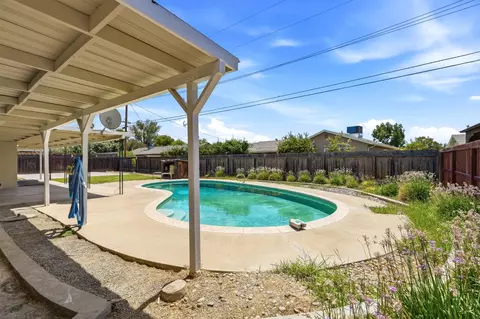 Exterior - 335 E Sycamore Dr, Hanford, CA 93230 photo 4 of 7