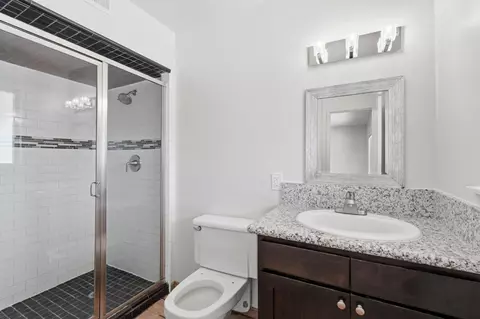 Bath - 335 E Sycamore Dr, Hanford, CA 93230 photo 4 of 5