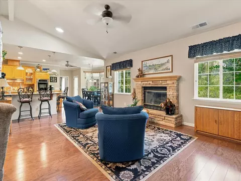 Living - 52891 Arbor Ln, Oakhurst, CA 93644 photo 4 of 7