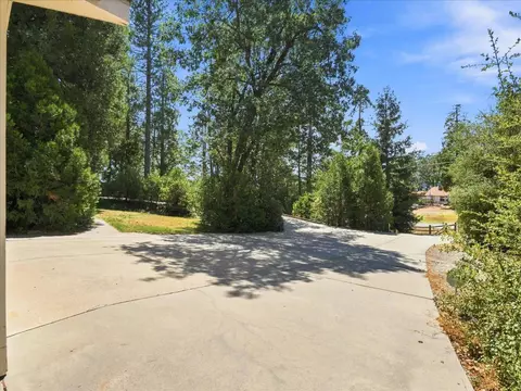 Exterior - 52891 Arbor Ln, Oakhurst, CA 93644 photo 15 of 20