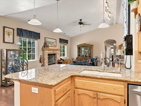 Kitchen - 52891 Arbor Ln, Oakhurst, CA 93644 photo 4 of 6