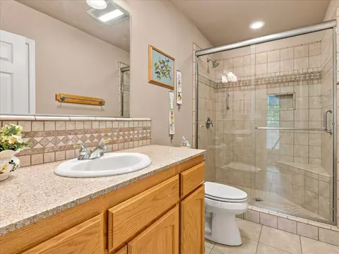 Bath - 52891 Arbor Ln, Oakhurst, CA 93644 photo 1 of 4