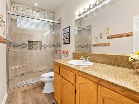 Bath - 52891 Arbor Ln, Oakhurst, CA 93644 photo 2 of 4
