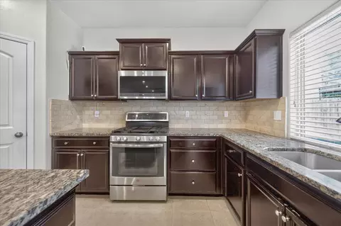 Kitchen - 2148 La Canada, Clovis, CA 93619 photo 4 of 5