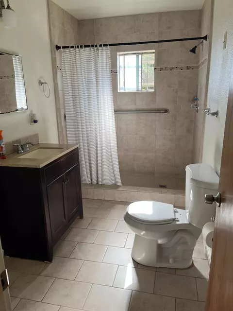 Bath - 28686 Avenue 13 12, Madera, CA 93638 photo 1 of 1
