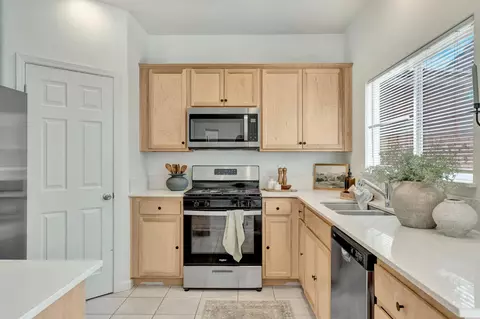 Kitchen - 6627 E Madison Ave, Fresno, CA 93727 photo 4 of 6