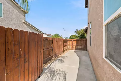 Exterior - 104 Corona Dr, Madera, CA 93638 photo 4 of 8