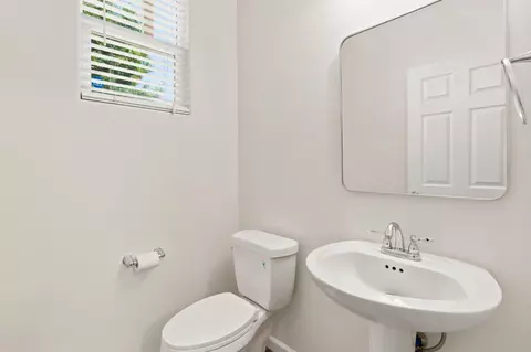 Bath - 104 Corona Dr, Madera, CA 93638 photo 1 of 3