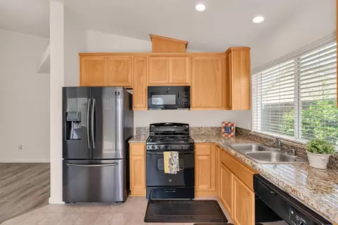 Kitchen - 362 Rh Dr, Merced, CA 95341 photo 4 of 4