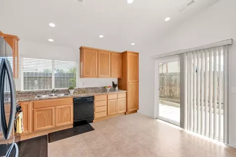 Kitchen - 362 Rh Dr, Merced, CA 95341 photo 3 of 4