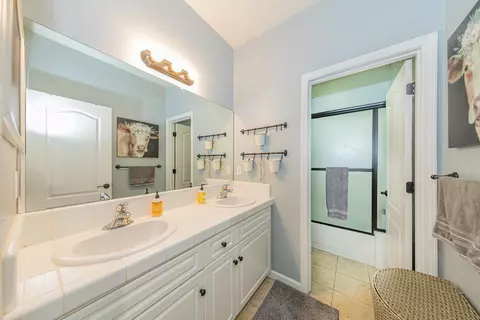 Bath - 1283 Coventry Ave, Clovis, CA 93611 photo 1 of 7