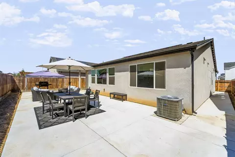Exterior - 2642 Highland Ave, Clovis, CA 93619 photo 3 of 4