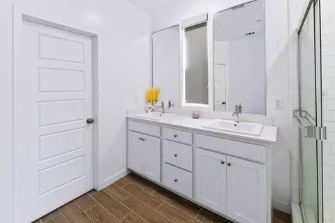 Bath - 2642 Highland Ave, Clovis, CA 93619 photo 2 of 3