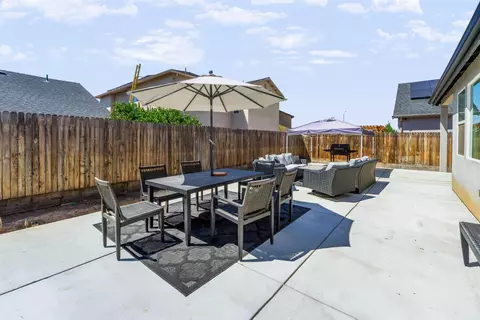Exterior - 2642 Highland Ave, Clovis, CA 93619 photo 4 of 4