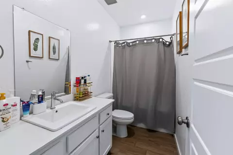 Bath - 2642 Highland Ave, Clovis, CA 93619 photo 1 of 3