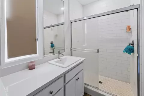 Bath - 2642 Highland Ave, Clovis, CA 93619 photo 3 of 3