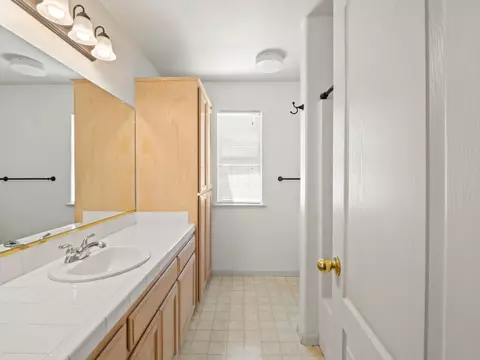 Bath - 1897 Goshen Ave, Clovis, CA 93611 photo 8 of 10