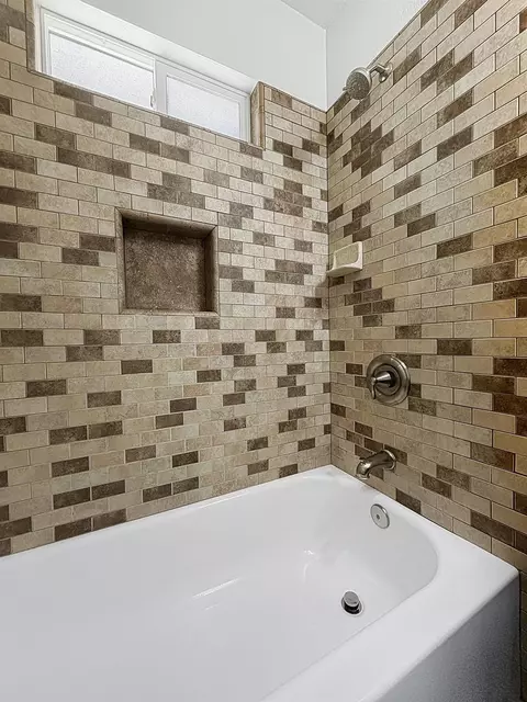 Bath - 441 W 10th St, Gilroy, CA 95020 photo 4 of 4