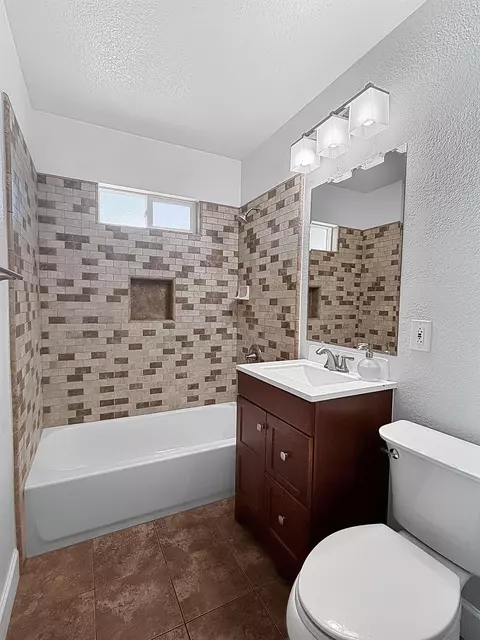 Bath - 441 W 10th St, Gilroy, CA 95020 photo 3 of 4